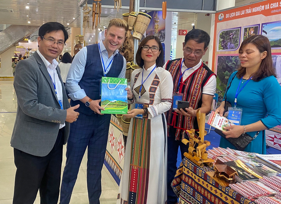 Một số khách quốc tế tìm hiểu các sản phẩm du lịch đặc trưng của tỉnh Gia Lai. Ảnh Bùi Hương Thảo