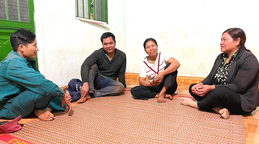 Đảng viên trẻ Lữ Văn Đức (bìa trái) cùng Bí thư chi bộ Ksor H' Phách (bìa phải), làng Brông trao đổi, chia sẻ về phát triển kinh tế gia đình với gia đình anh Rơ Châm Jêl. Ảnh: Đinh Yến