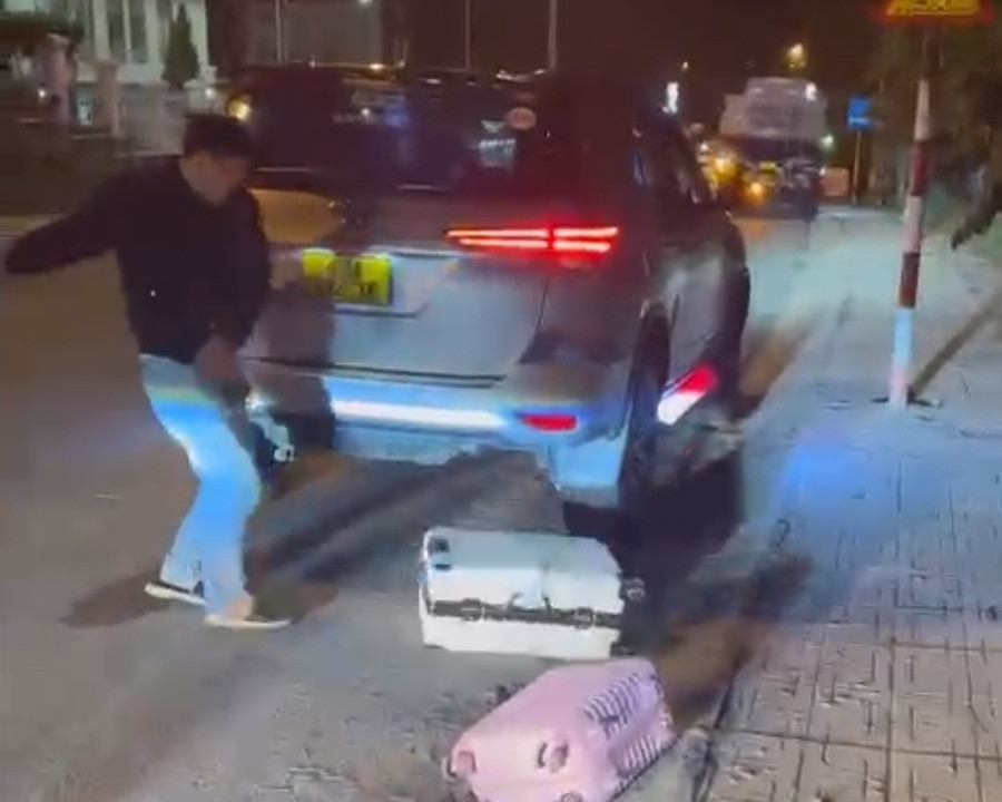 Va li của các nữ du khách bị quăng xuống đường. Ảnh chụp lại từ clip Va li của các nữ du khách bị quăng xuống đường. Ảnh chụp lại từ clip