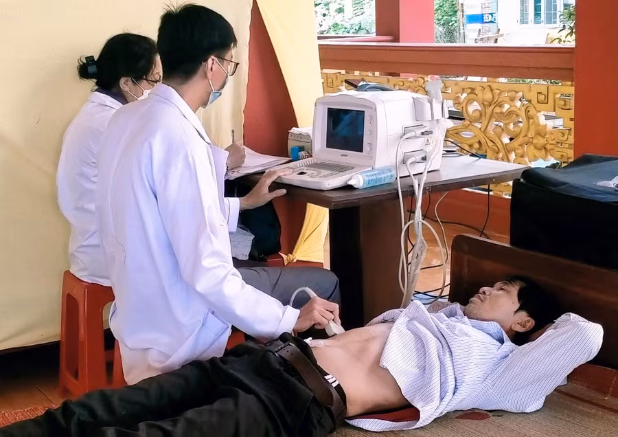 Khám bệnh, phát thuốc miễn phí và tặng cho người nghèo, khó khăn huyện Chư Sê. Ảnh: Hồng Ngọc