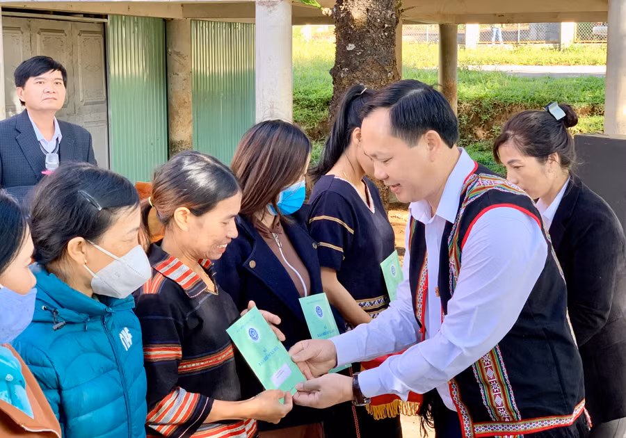 Phó Tổng Giám đốc BHXH Việt Nam Chu Mạnh Sinh trao số BHXH, thẻ BHYT đến bà con xã Biển Hồ. Ảnh: Như Nguyện