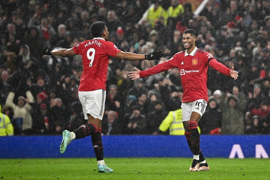 Rashford và Martial cùng lập công để giúp M.U áp sát tốp 4. Ảnh: AFP