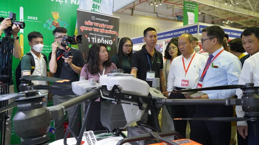 Đại biểu tham quan các gian hàng tại triển lãm. Đại biểu tham quan các gian hàng tại triển lãm.