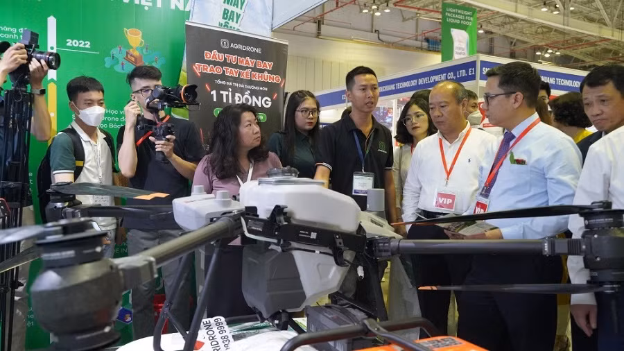 Đại biểu tham quan các gian hàng tại triển lãm.