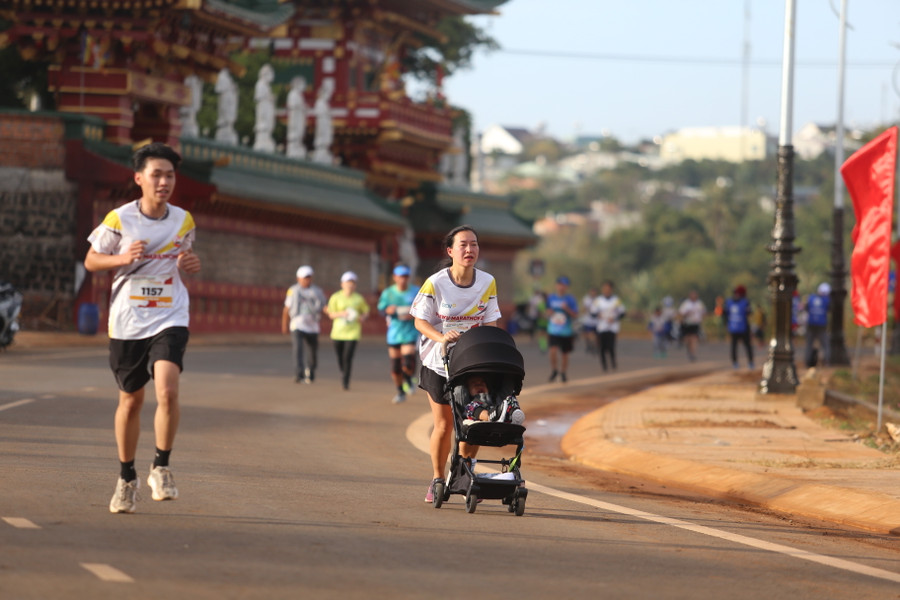 Những khoảnh khắc đáng nhớ của em bé cùng mẹ của mình khi tham gia giải chạy. Ảnh: Văn Ngọc