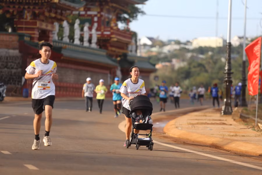 Những khoảnh khắc đáng nhớ của em bé cùng mẹ của mình khi tham gia giải chạy. Ảnh: Văn Ngọc
