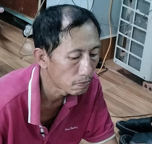 Ngư dân Nguyễn Vũ Linh thú nhận có bỏ cát, nước vào bồn nhớt. Ảnh: Hà Anh Đức