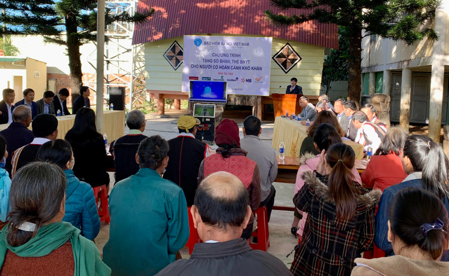 Quang cảnh lễ trao tặng sổ BHXH, thẻ BHYT cho người có hoàn cảnh khó khăn tại làng Ia Nueng, xã Biển Hồ, tỉnh Gia Lai sáng 19-12. Ảnh Như Nguyện