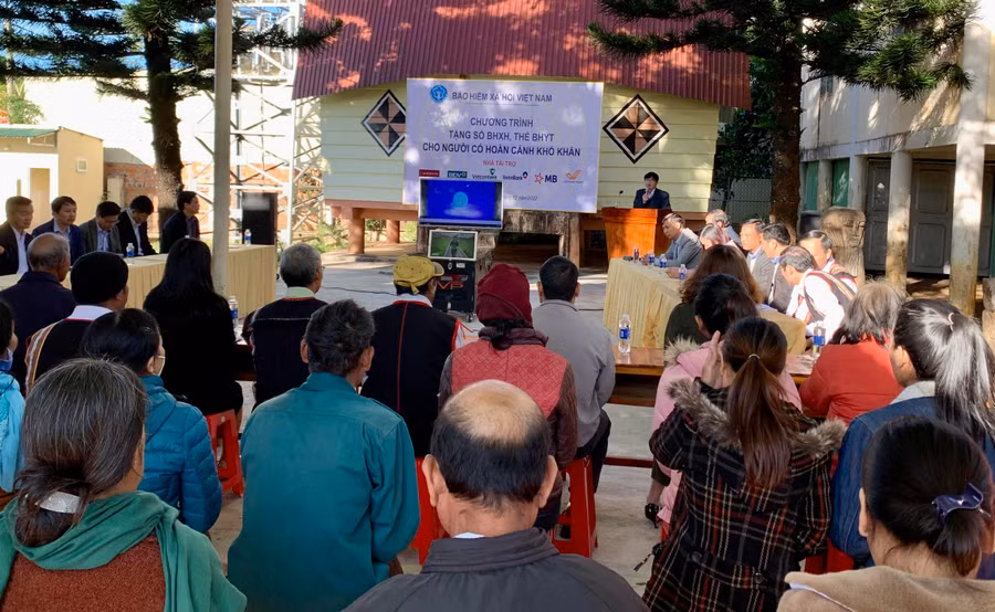 Quang cảnh lễ trao tặng sổ BHXH, thẻ BHYT cho người có hoàn cảnh khó khăn tại làng Ia Nueng, xã Biển Hồ, tỉnh Gia Lai sáng 19-12. Ảnh Như Nguyện