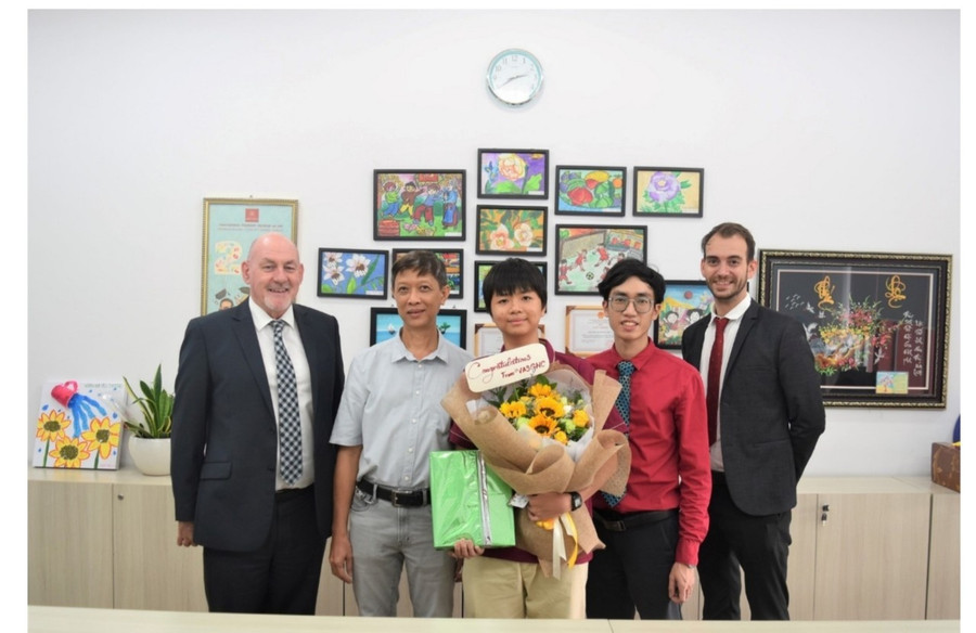 Nguyễn Phúc Minh Khôi (giữa), học sinh lớp 10 đạt danh hiệu Thủ khoa thế giới. Ảnh: Thu Hương Nguyễn Phúc Minh Khôi (giữa), học sinh lớp 10 đạt danh hiệu Thủ khoa thế giới THU HƯƠNG