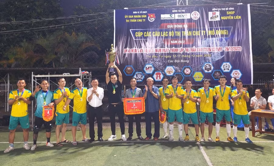 Ban tổ chức trao giải vô địch cho Đội bóng Góc Hà Nội. Ảnh. Thanh Tịnh