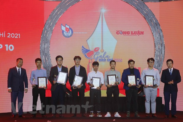  Ông Nguyễn Hồng Sâm, Tổng Giám đốc Cổng Thông tin điện tử Chính phủ (ngoài cùng trái) và ông Lưu Đình Phúc, Cục trưởng Cục Báo chí (ngoài cùng phải) trao giải cho top 10. (Ảnh: Việt Anh/Vietnam+)