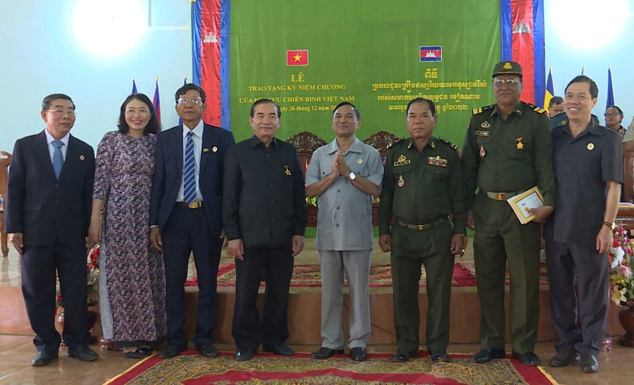 Ông Nay Hứ (thứ 5, từ trái qua) và đoàn công tác trao kỷ niệm chương cho các đại biểu tỉnh Ratanakiri. Ảnh Duy Linh Ông Nay Hứ (thứ 5, từ trái qua) và đoàn công tác trao kỷ niệm chương cho các đại biểu tỉnh Ratanakiri