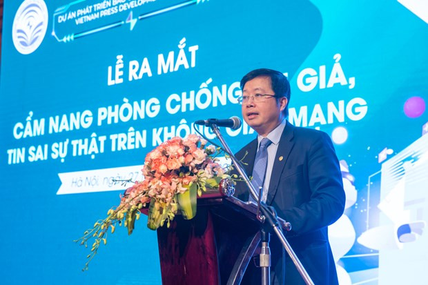 Thứ trưởng Nguyễn Thanh Lâm chủ trì lễ ra mắt 'Cẩm nang phòng chống tin giả, tin sai sự thật trên không gian mạng.' Ảnh: Minh Sơn/Vietnam+ Thứ trưởng Nguyễn Thanh Lâm chủ trì lễ ra mắt 'Cẩm nang phòng chống tin giả, tin sai sự thật trên không gian mạng.' Ảnh: Minh Sơn/Vietnam+