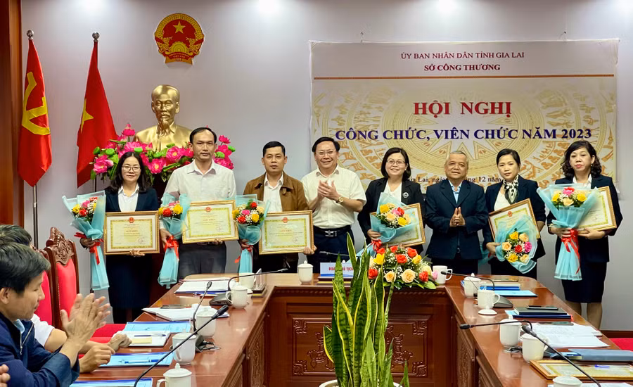 Lãnh đạo Sở Công thương trao Giấy khen cho 6 tập thể đã đã hoàn thành xuất sắc nhiệm vụ năm 2022. Ảnh: Vũ Thảo