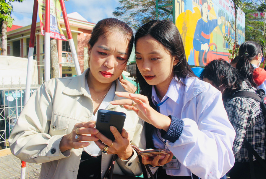 Các đại biểu và học sinh triển khai thí điểm Ứng dụng kết nối thanh thiếu niên tại khu vực xung quanh Trường THPT Hoàng Hoa Thám. Ảnh: Phan Lài Các đại biểu và các em học sinh triển khai thí điểm Ứng dụng kết nối thanh thiếu niên tại khu vực xung quanh Trường THPT Hoàng Hoa Thám. Ảnh: Phan Lài