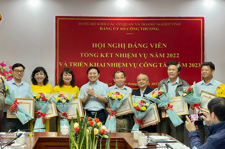 Trao giấy khen cho các cá nhân hoàn thành xuất sắc nhiệm vụ năm 2022. Ảnh: Vũ Thảo Trao Giấy khen cho các cá nhân hoàn thành xuất sắc nhiệm vụ năm 2022. Ảnh: Vũ Thảo