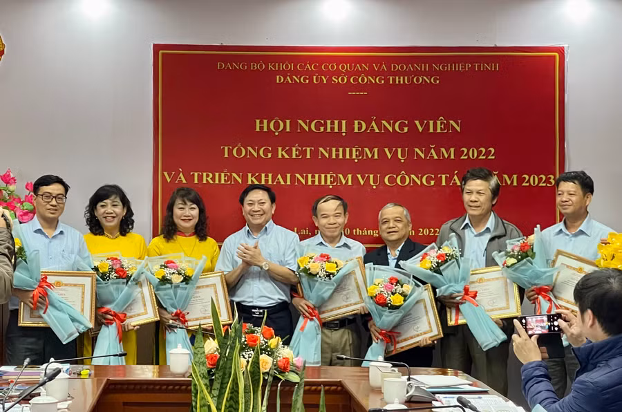 Trao Giấy khen cho các cá nhân hoàn thành xuất sắc nhiệm vụ năm 2022. Ảnh: Vũ Thảo