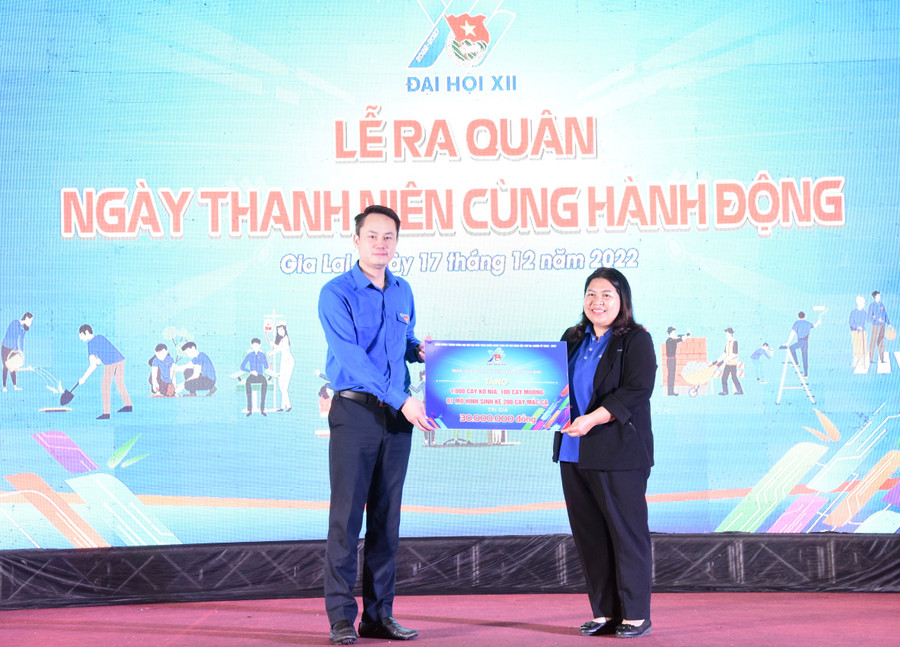 Anh Nguyễn Kim Quy-Phó Trưởng ban Đoàn kết, tập hợp Thanh niên Trung ương Đoàn trao bảng tượng trưng mô hình sinh kế cho thanh niên tặng Tỉnh Đoàn Gia Lai. Ảnh: Đức Thụy Anh Nguyễn Kim Quy-Phó Trưởng ban Đoàn kết, tập hợp Thanh niên Trung ương Đoàn trao bảng tượng trưng mô hình sinh kế cho thanh niên trao tặng Tỉnh Đoàn Gia Lai. Ảnh: Đức Thụy