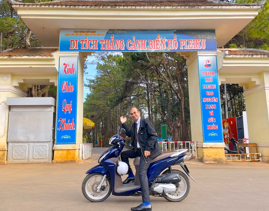 Anh Manish Govindlal Bhatia (Ấn Độ) dự định sẽ đi khám phá một số điểm du lịch ở TP. Pleiku bằng xe máy trong ngày đầu năm mới. Ảnh: Mộc Trà