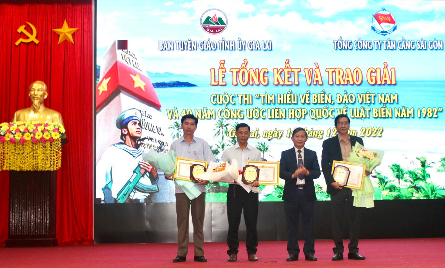 Đồng chí Huỳnh Thế Mạnh-Trưởng ban Tuyên giáo Tỉnh ủy trao giải cho 3 tập thể có tỷ lệ người tham gia dự thi/tổng dân số và số lượng thí sinh đạt giải nhiều nhất. Ảnh: Phan Lài