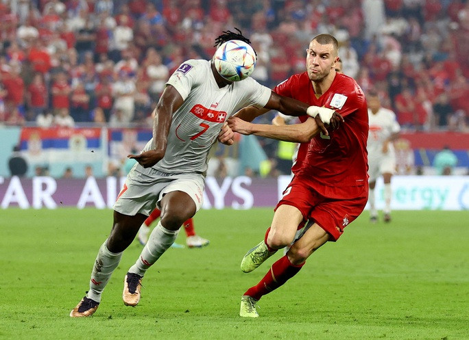  nhưng Serbia (áo đỏ) nhanh chóng gỡ hòa rồi vươn lên dẫn trước