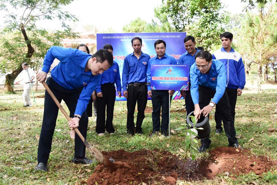  Các đại biểu trồng cây cây lưu niệm tại Nhà bia tưởng niệm xã Gào (TP. Pleiku). Ảnh: Đức Thụy