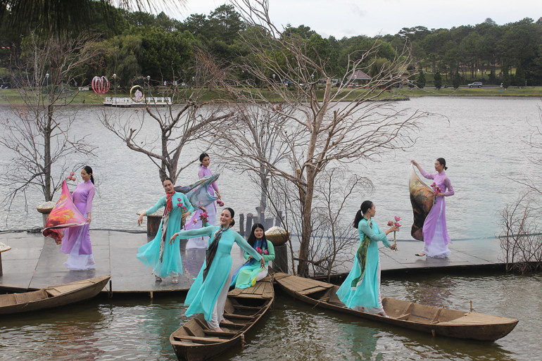  Lụa thướt tha, bay bổng trên hồ Xuân Hương