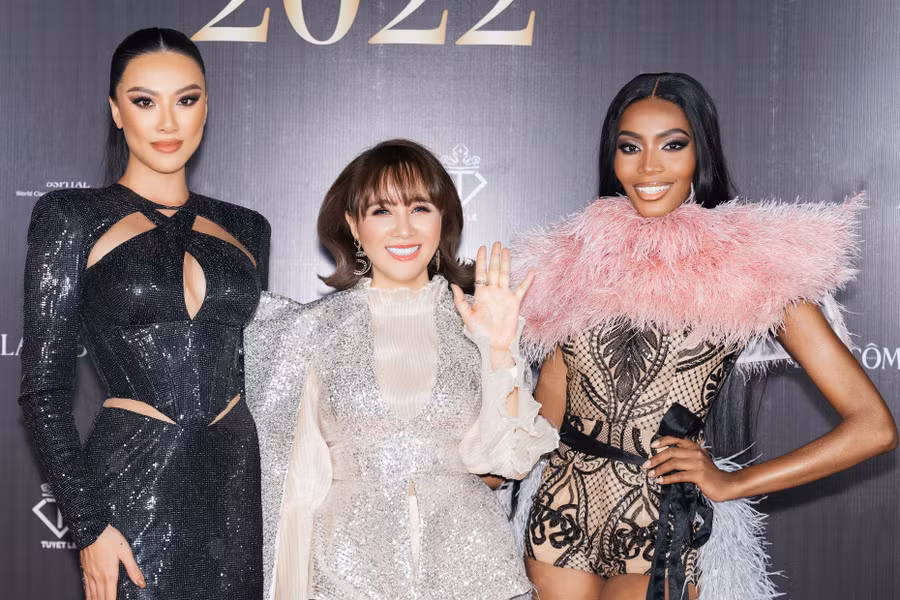 Nhà thiết kế Tuyết Lê chụp ảnh cùng Hoa hậu Siêu quốc gia 2022 Lalela Mswane (bên phải) đến Việt Nam để trình diễn thời trang cùng Á hậu Kim Duyên (bên trái). Ảnh: Kiếng Cận