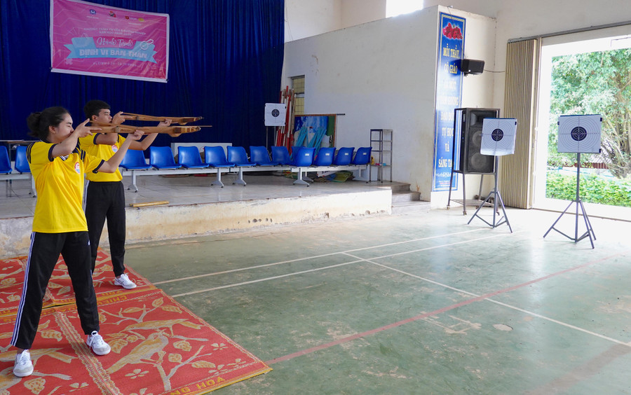 Các thành viên Câu lạc bộ Bắn nỏ của Trường THPT Nguyễn Chí Thanh (TP. Pleiku) trong giờ tập luyện. Ảnh: Mộc Trà