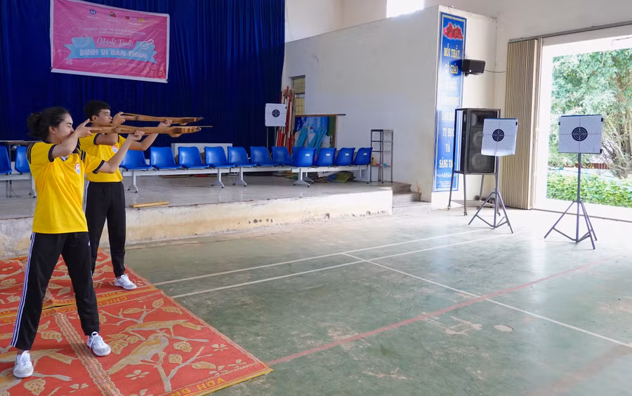 Các thành viên Câu lạc bộ Bắn nỏ của Trường THPT Nguyễn Chí Thanh (TP. Pleiku) trong giờ tập luyện. Ảnh: Mộc Trà