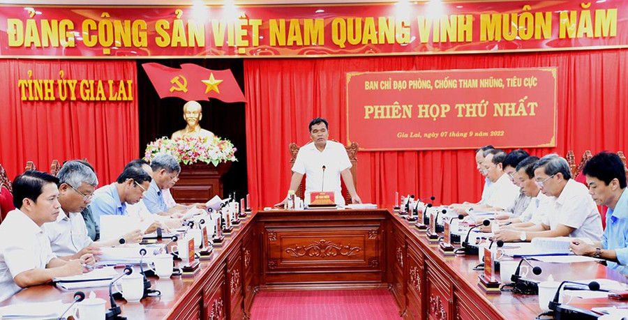 Bí thư Tỉnh ủy Hồ Văn Niên phát biểu chỉ đạo tại phiên họp thứ nhất Ban Chỉ đạo phòng-chống tham nhũng, tiêu cực tỉnh. Ảnh: Vĩnh Hoàng  Bí thư Tỉnh ủy Hồ Văn Niên phát biểu chỉ đạo tại phiên họp thứ nhất Ban Chỉ đạo phòng-chống tham nhũng, tiêu cực tỉnh. Ảnh: Vĩnh Hoàng