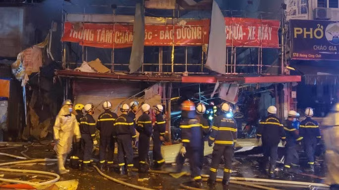 Hàng chục chiến sĩ PCCC được điều tới hiện trường để dập lửa. Ảnh: Q.P.