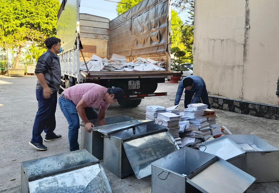 Kiểm đếm ấn chỉ để đưa đi tiêu huỷ. Ảnh: Vũ Thảo