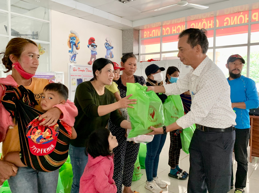 Ông Trần Đình Ký- Phó Chủ tịch kiêm Tổng Thư ký Hội bảo trợ bệnh nhân nghèo tỉnh Bình Định trao quà cho bệnh nhi nghèo. Ảnh: Như Nguyện