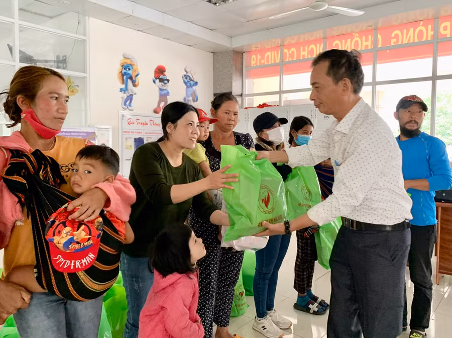 Ông Trần Đình Ký- Phó Chủ tịch kiêm Tổng Thư ký Hội bảo trợ bệnh nhân nghèo tỉnh Bình Định trao quà cho bệnh nhi nghèo. Ảnh: Như Nguyện