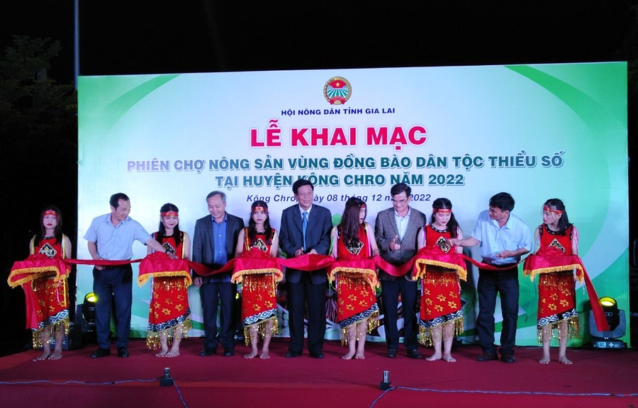Các đồng chí lãnh đạo Hội Nông dân tỉnh, huyện Kông Chro cắt băng khai mạc phiên chợ nông sản vùng đồng bào dân tộc thiểu số năm 2022. Ảnh: Ngọc Minh