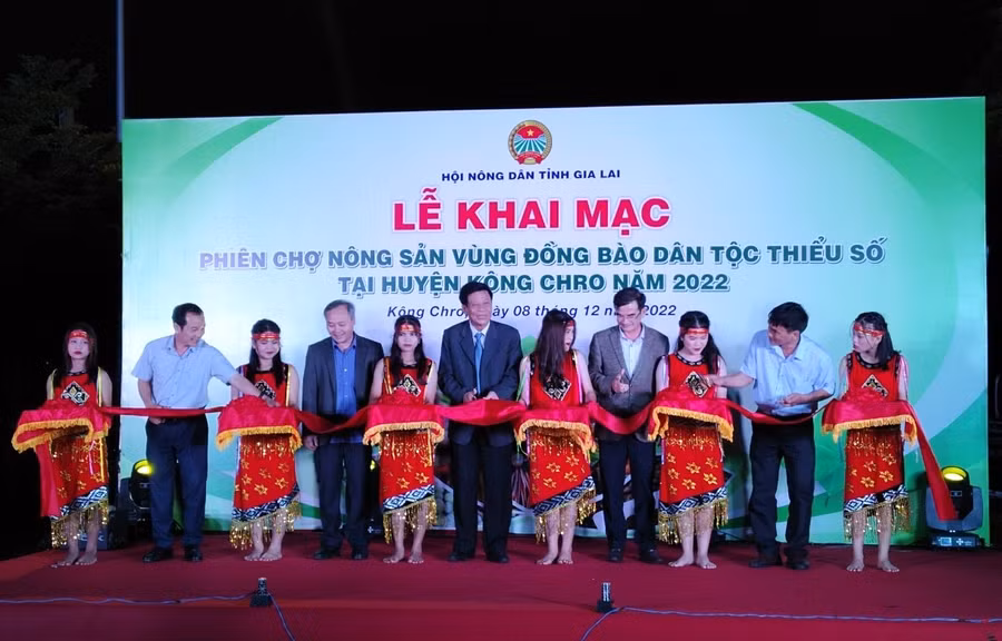 Các đồng chí lãnh đạo Hội Nông dân tỉnh, huyện Kông Chro cắt băng khai mạc phiên chợ nông sản vùng đồng bào dân tộc thiểu số năm 2022. Ảnh: Ngọc Minh