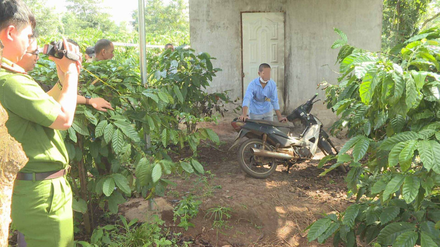 Y.W.B thực nghiệm hành vi lấy xe máy của nạn nhân sau khi gây án. Ảnh: CÔNG AN CUNG CẤP