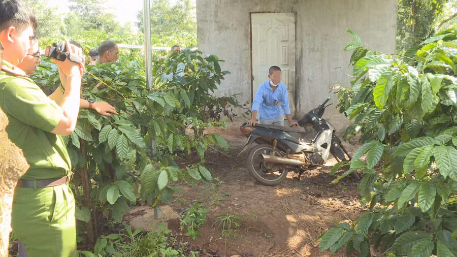 Y.W.B thực nghiệm hành vi lấy xe máy của nạn nhân sau khi gây án. Ảnh: CÔNG AN CUNG CẤP