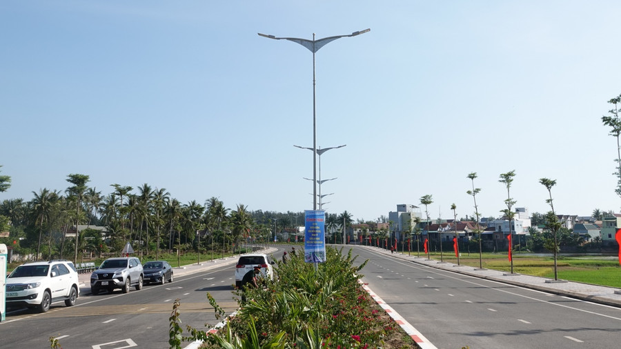Tuyến đường ven biển (ĐT.639) đoạn từ cầu Lại Giang đến cầu Thiện Chánh. Ảnh: Hoàng Trọng Tuyến đường ven biển (ĐT.639) đoạn từ cầu Lại Giang đến cầu Thiện Chánh. Ảnh: Hoàng Trọng