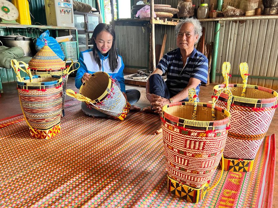Chị Rơ Mah H'Dịu (bìa trái)-Bí thư Đoàn xã Ia Kriêng (huyện Đức Cơ) đang nỗ lực để phát triển nghề đan lát truyền thống ở địa phương. Ảnh: Phan Lài