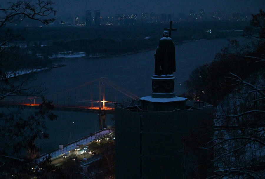 Khung cảnh thủ đô Kiev của Ukraina bị mất điện một phần trong đêm 13.12. Ảnh: AFP