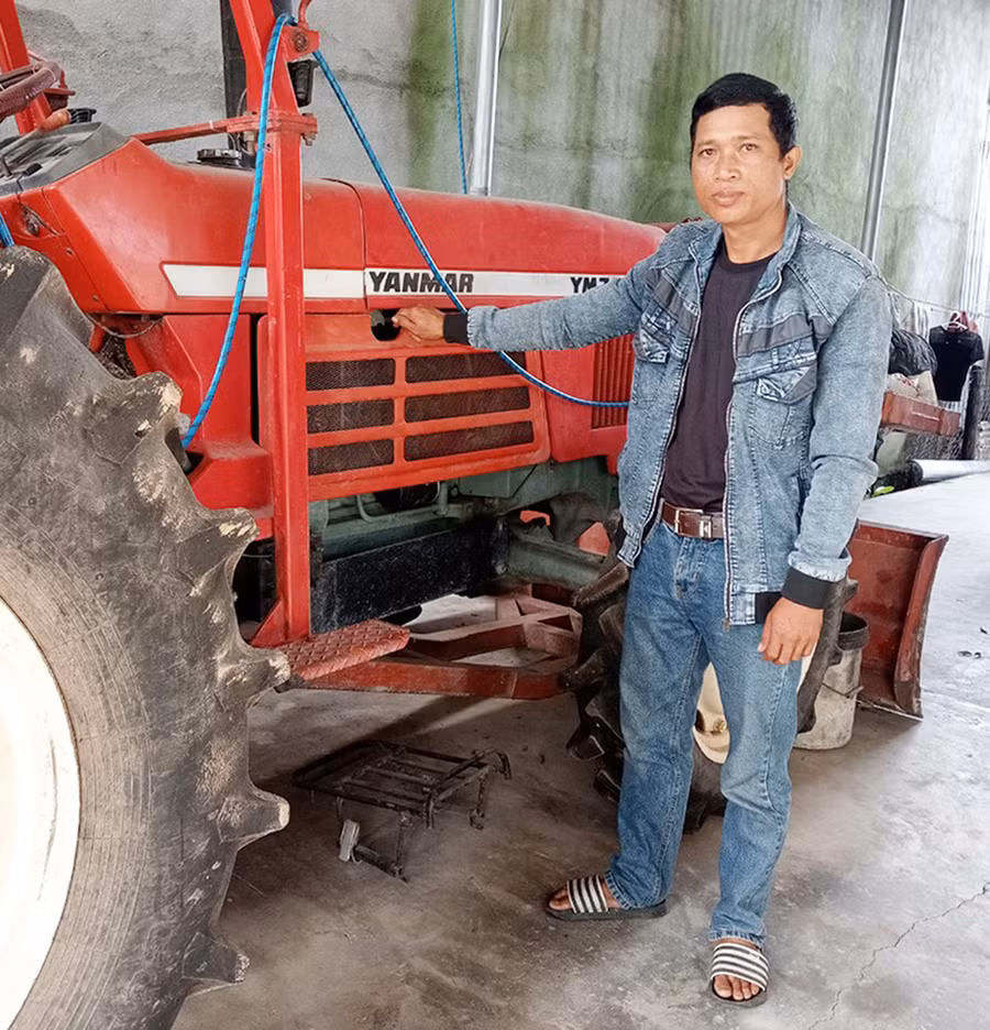  Ngoài trồng trọt, chăn nuôi, anh Ksor Soen (buôn Ia Jip, xã Chư Drăng) còn mua máy cày để phục vụ sản xuất kết hợp làm dịch vụ. Ảnh: Phạm Ngọc