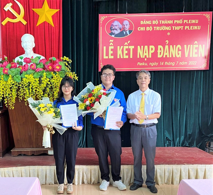 Chi bộ Trường THPT Pleiku tổ chức lễ kết nạp đảng viên là học sinh lớp 12. Ảnh: Hà Đức Thành  Chi bộ Trường THPT Pleiku tổ chức lễ kết nạp đảng viên là học sinh lớp 12. Ảnh: Hà Đức Thành