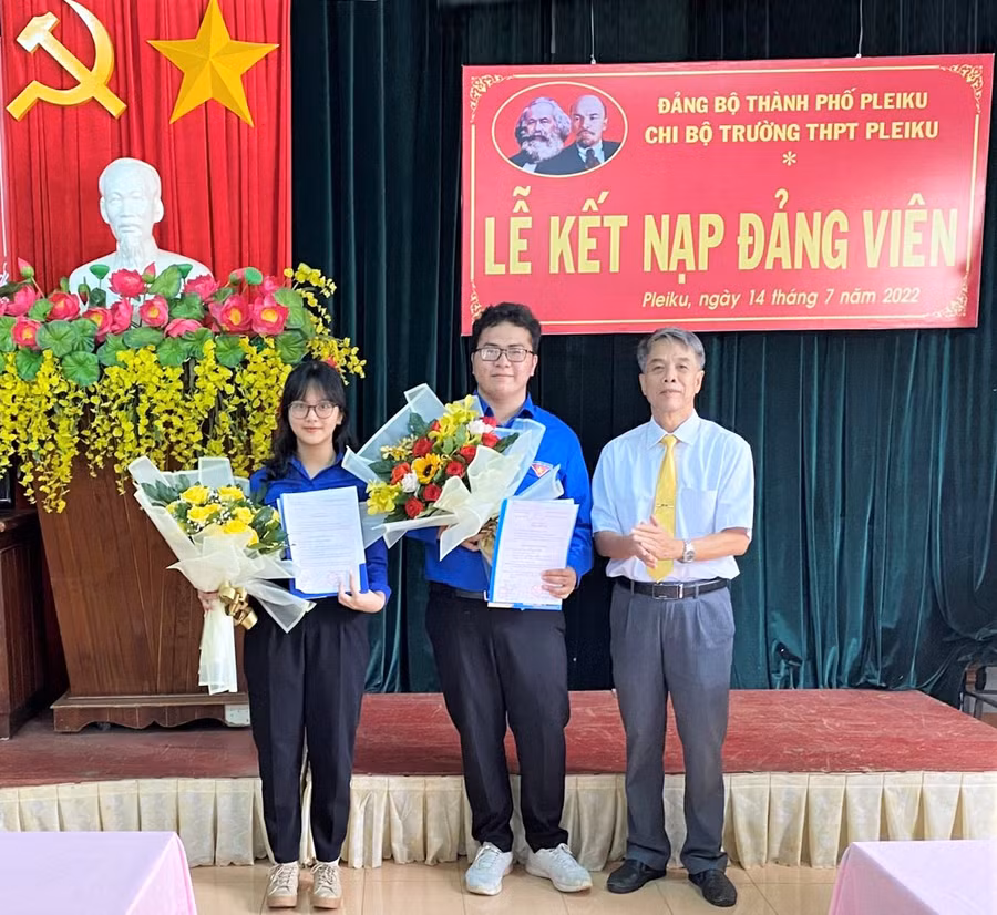  Chi bộ Trường THPT Pleiku tổ chức lễ kết nạp đảng viên là học sinh lớp 12. Ảnh: Hà Đức Thành