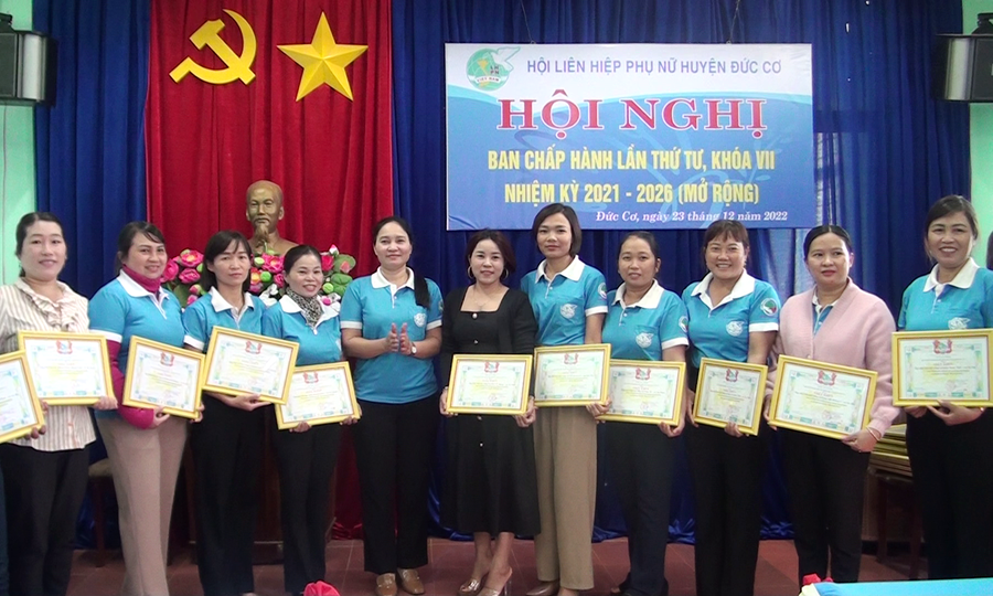 Hội Liên hiệp phụ nữ huyện Đức Cơ khen thưởng cho tập thể, cá nhân có thành tích xuất sắc trong công tác Hội năm 2022. Ảnh: Mỹ Duyên Hội Liên hiệp phụ nữ huyện Đức Cơ khen thưởng cho tập thể và cá nhân có thành tích xuất sắc trong công tác Hội năm 2022. Ảnh. Mỹ Duyên