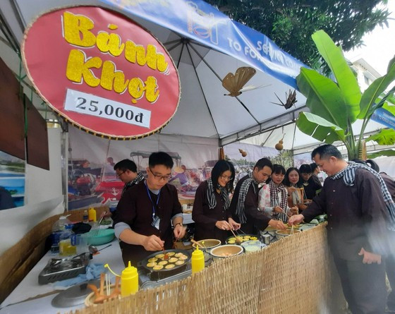 Gian hàng bánh khọt của Công ty Dịch vụ cơ quan nước ngoài TPHCM (FOSCO) tham gia liên hoan. Ảnh: Báo Sài Gòn Giải Phóng Online Gian hàng bánh khọt của Công ty Dịch vụ cơ quan nước ngoài TPHCM (FOSCO) tham gia liên hoan. Ảnh: Báo Sài Gòn Giải Phóng Online