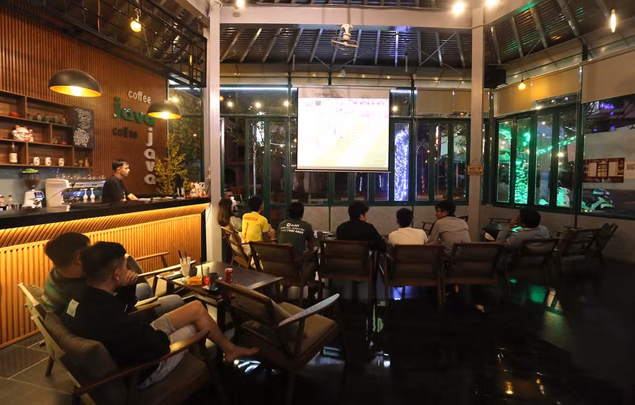 Hầu hết các quán cà phê đều trang bị đèn chiếu để phục vụ khách hàng. Ảnh: Văn Ngọc