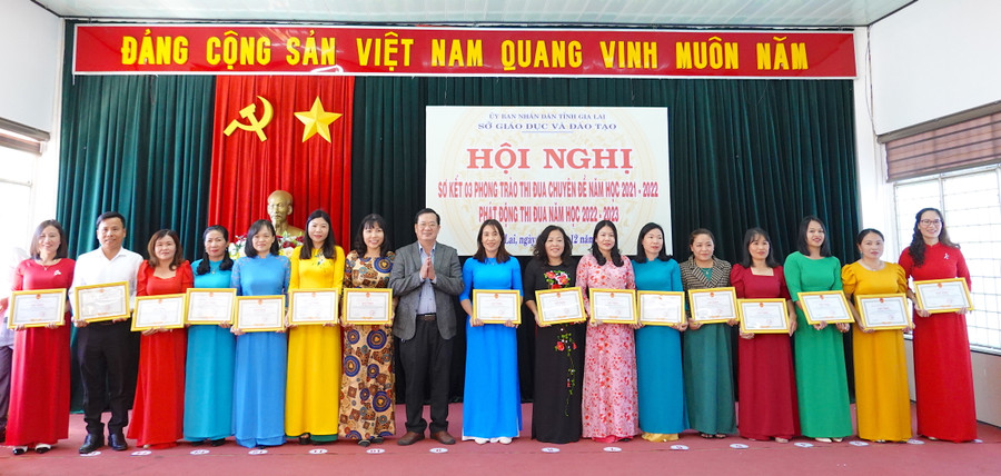 Khen thưởng cho các cá nhân đạt thành tích xuất sắc trong phong trào 